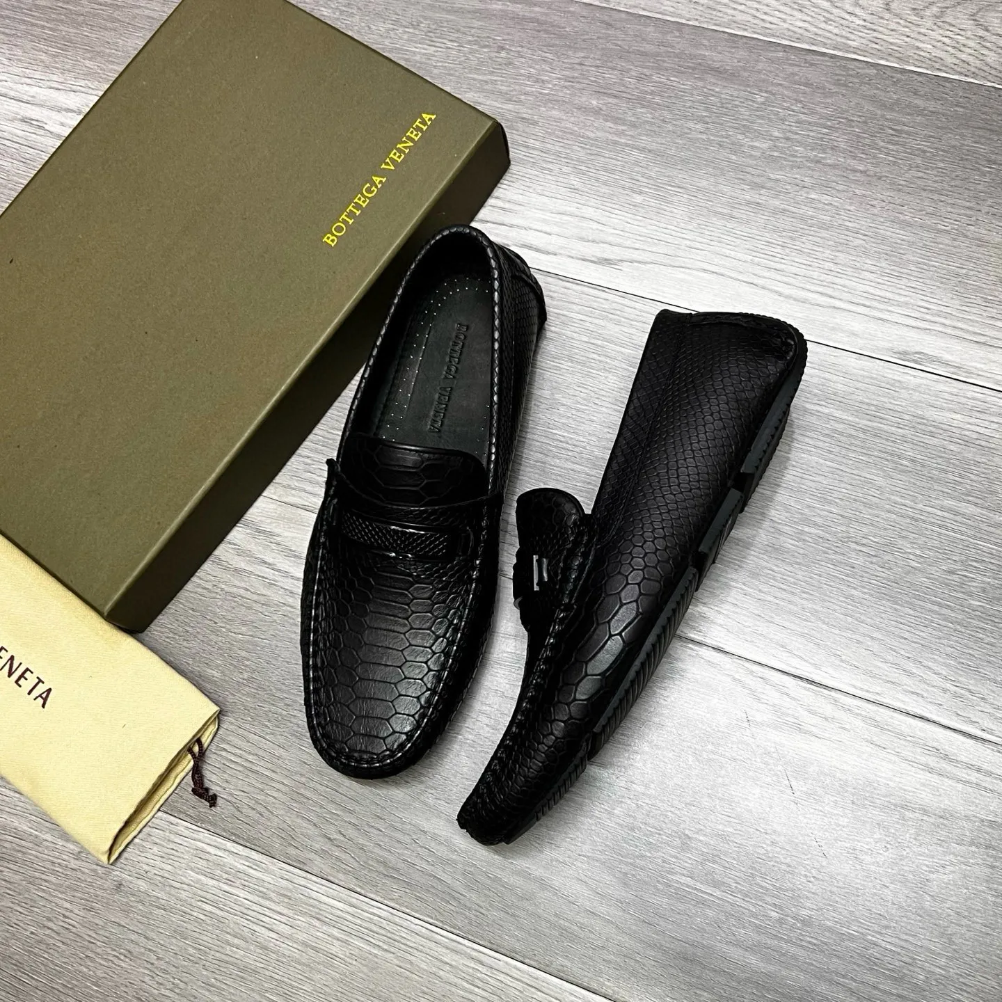 Factory price 480 BV 〰️Purely handmade classic men's beanie shoes👉👉driving shoes, slip-on shoes, made of imported cowhide from Italy, 💕water-dyed cowhide lining, 🔊original outsole, waterproof platform design, comfortable on the feet. Good choice for traveling and driving, single color available, code number: 38-44, (45 can be customized)